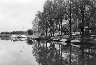 842816 Gezicht over de rivier de Eem ter hoogte van Elzenaars Jachtwerf 'De Eem' bij Amersfoort, vanaf een boot.